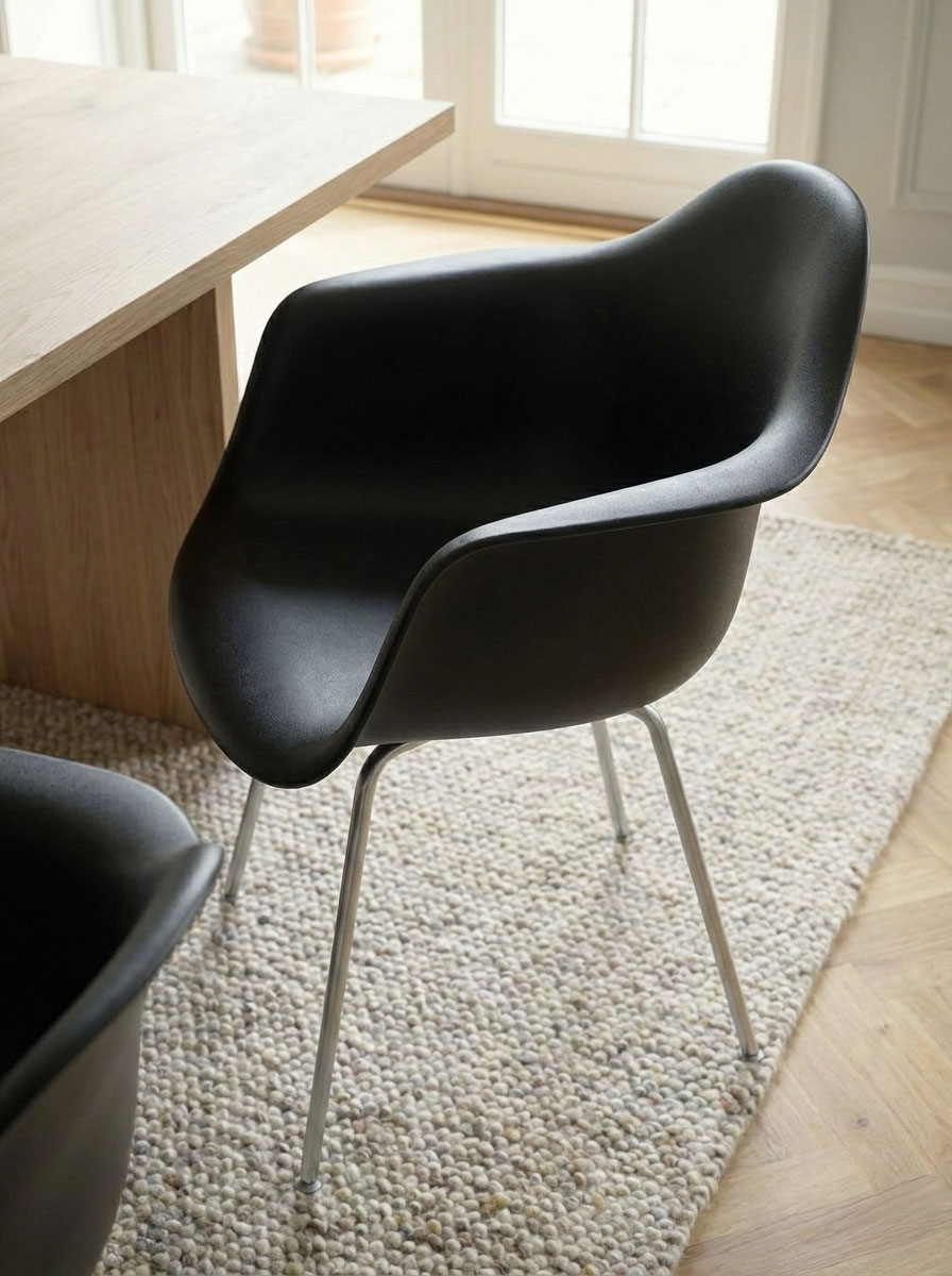 Charles-&-Ray-Eames-Eames-Plastic-Armchair-DAX-Svart-3
